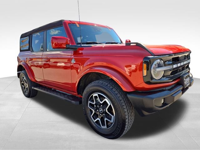 2023 Ford Bronco Outer Banks in Hot Pepper Red Metallic Tinted Clearcoat — front three-quarter view